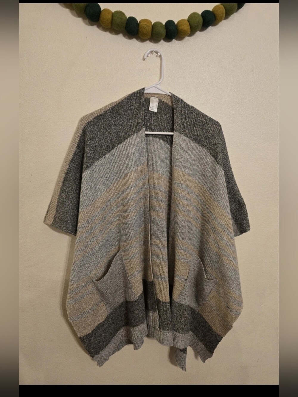 Francesca’s Women's Size OS Gray and Beige Knit Shawl Wrap Kimono Poncho Boho